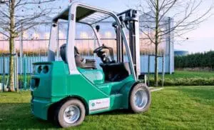 Groene Prins Tiger L heftruck van Prins Maasdijk Vorkheftrucks, achter-zijaanzicht buiten op een gazon. — Prins Maasdijk