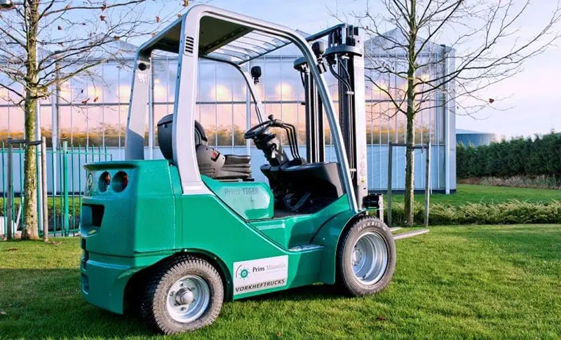 Groene Prins Tiger L heftruck van Prins Maasdijk Vorkheftrucks, achter-zijaanzicht buiten op een gazon. — Prins Maasdijk