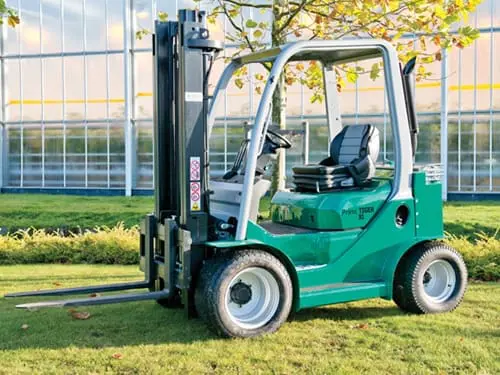 Groene Prins Tiger XL heftruck buiten voor een kas, linker-vooraanzicht. — Prins Maasdijk