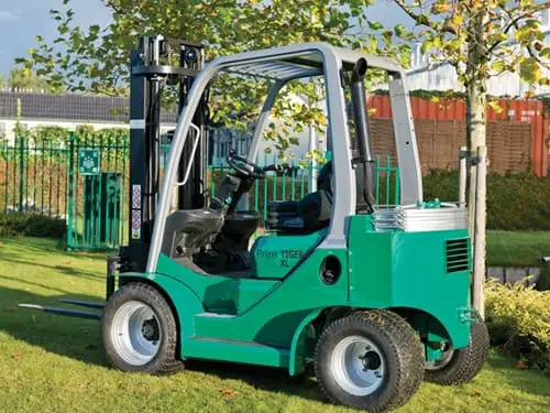 Groene Prins Tiger XL heftruck buiten op een gazon, rechter-vooraanzicht. — Prins Maasdijk