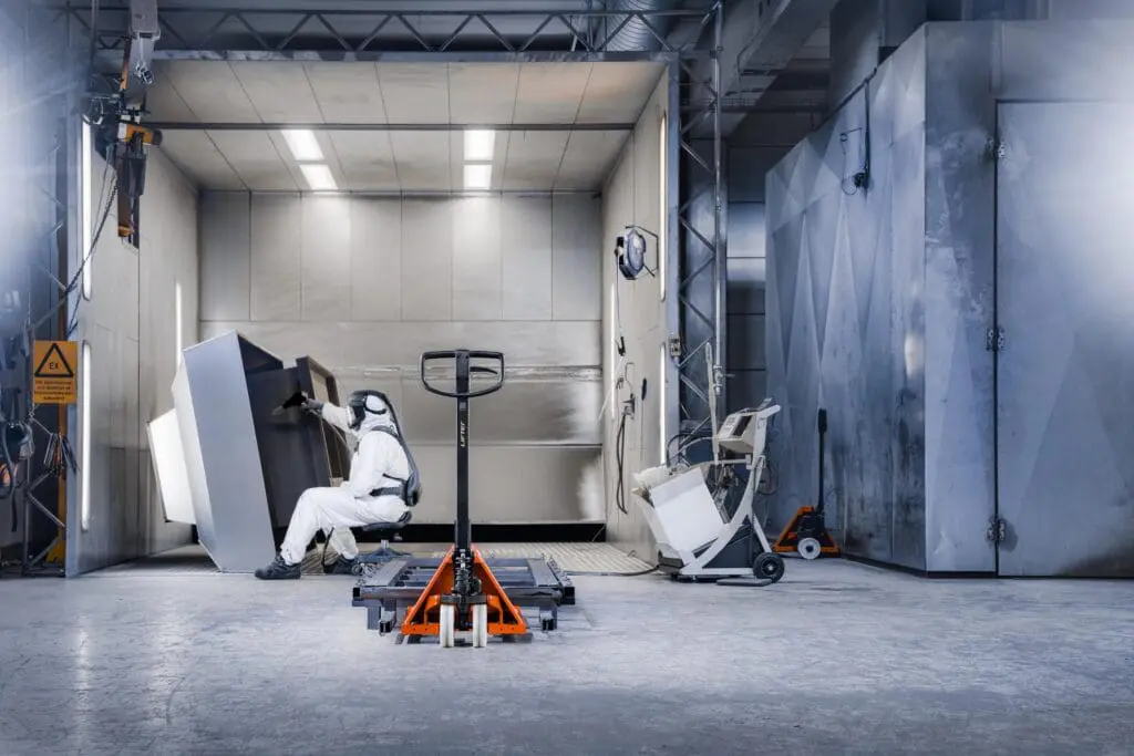 BT Lifter Ultra Low LHM230UL manuele palletwagen met extra lage insteekhoogte, schuine vooraanzicht op witte achtergrond | Prins Maasdijk