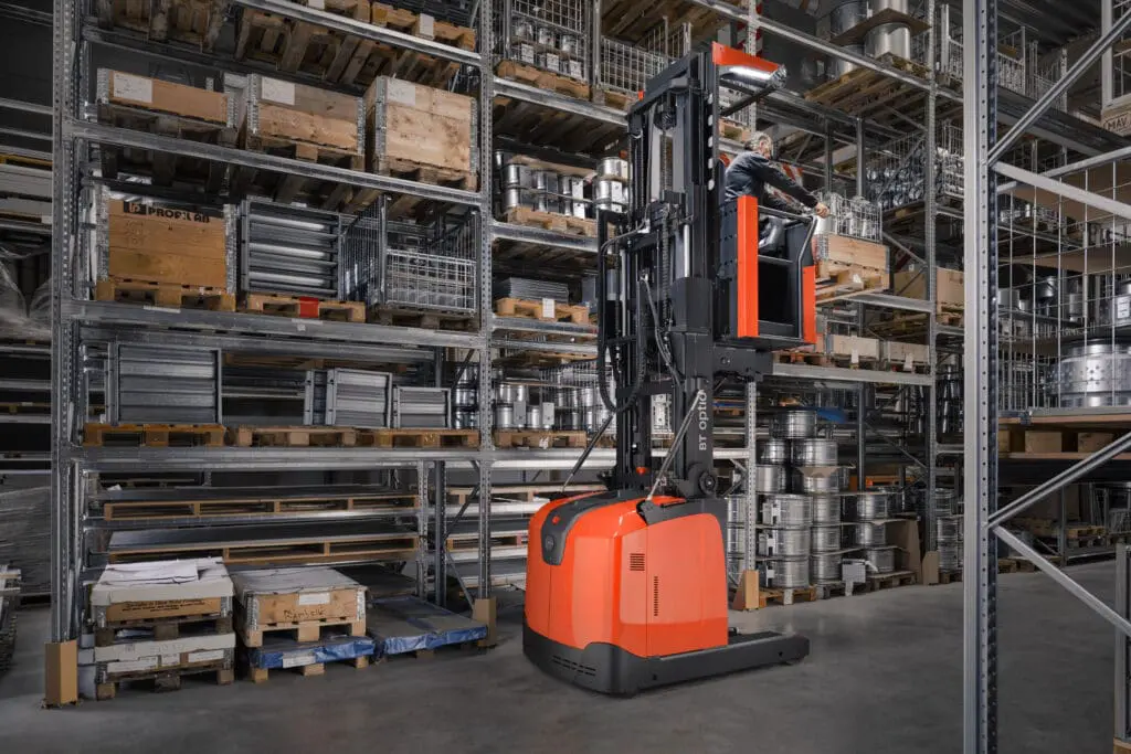 Magazijnmedewerker pickt order op hoogte met Toyota BT Optio H-serie OME100H orderpicker in magazijn met hoge stellingen | Prins Maasdijk