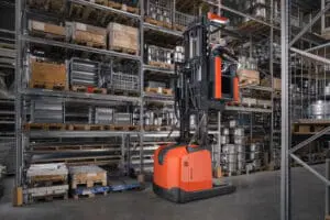 Magazijnmedewerker pickt order op hoogte met Toyota BT Optio H-serie OME100H orderpicker in magazijn met hoge stellingen | Prins Maasdijk
