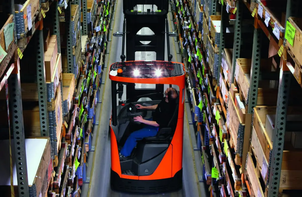 Magazijnmedewerker werkt op hoogte met Toyota BT Vector smalspoortruck in hoog automatisch magazijn met palletstellingen | Prins Maasdijk