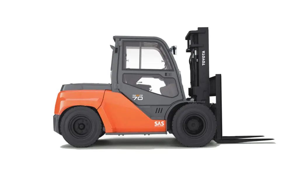 Toyota Tonero 70 Stage V LPG heftruck met gesloten cabine en Toyota SAS, zijaanzicht op witte achtergrond | Prins Maasdijk