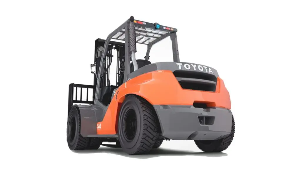 Toyota Tonero Stage V 7.0 ton LPG heftruck met Toyota SAS en blauw veiligheidslicht, schuine achteraanzicht op witte achtergrond | Prins Maasdijk