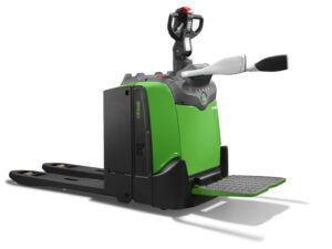 CESAB P300 elektrische palletwagen - model met platform in magazijn | Prins Maasdijk