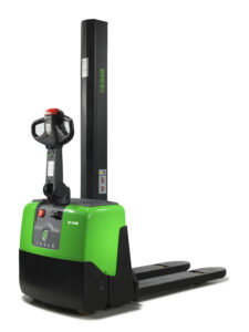 CESAB S100 elektrische stapelaar - compact model in magazijn | Prins Maasdijk